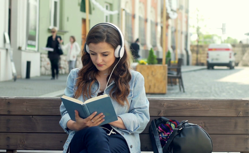 Bạn có nên nghe nhạc khi đọc sách không? Nó có ích gì không?