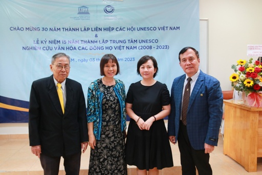 Tập Đoàn Hành Trình Kim Cương (DJC) tặng 100 Thẻ học tập trực tuyến Titan 100 năm có giá trị 20 triệu đồng cho đại biểu tham gia chương trình Kỷ niệm 15 năm thành lập Trung tâm UNESCO Nghiên cứu văn hóa các dòng họ Việt Nam.